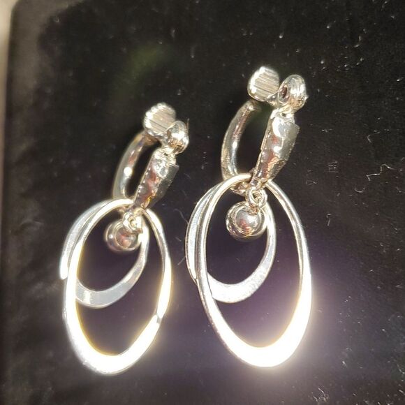 Monet Double Loop Hoops Clip On Earrings Silver Tone Vintage Hammered Smooth - Picture 2 of 5